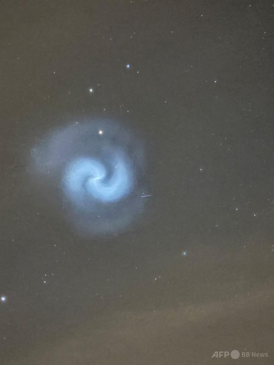 欧州の空に渦巻き模様 正体はスペースXのロケット燃料 写真8枚 国際