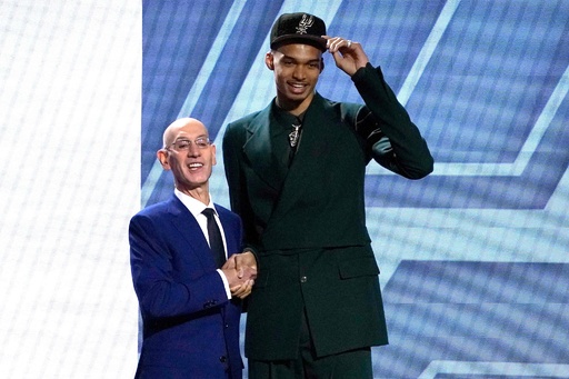 スパーズがウェンバンヤマを全体1位指名 NBAドラフト 写真4枚 国際