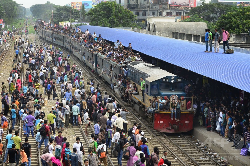 国際ニュース：AFPBB News「犠牲祭」に帰省する人で溢れる列車、バングラデシュ