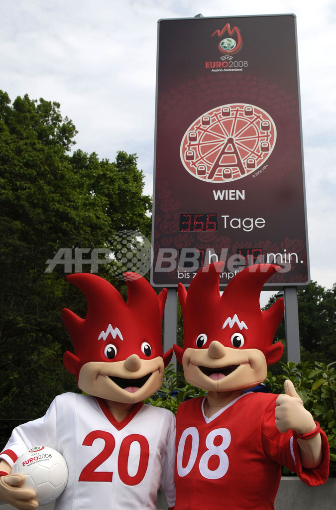 <サッカー 欧州選手権2008>開幕まで1年を控えカウントダウン時計を設置 写真2枚 国際ニュース:AFPBB News