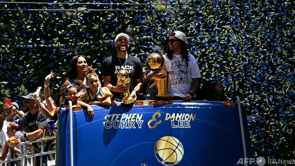 動画：ウォリアーズがNBA優勝パレード ファンが通り埋め尽くす 写真1枚 国際ニュース：AFPBB News