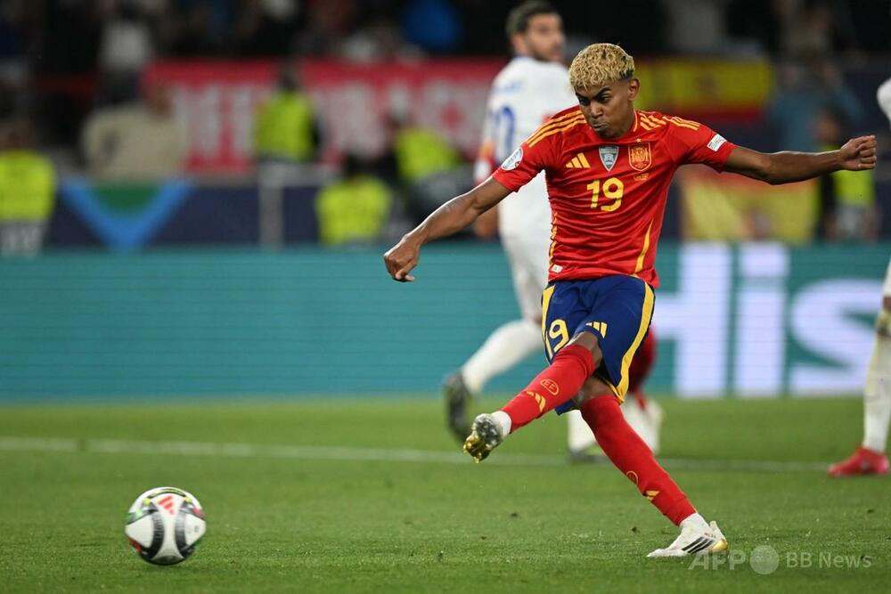 華麗な一振り！ スペイン代表FWラミン・ヤマルのゴールが凄い