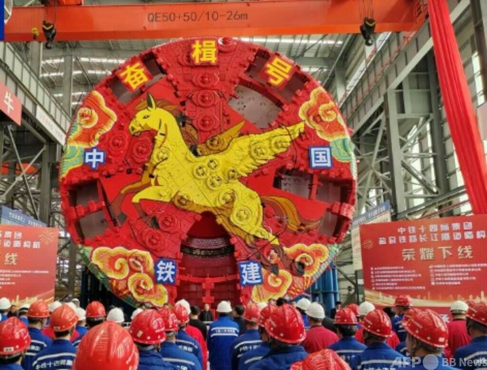 長江トンネルに投入 中国初の差し込み式セグメント採用高速鉄道トンネル用シールドマシンが完成