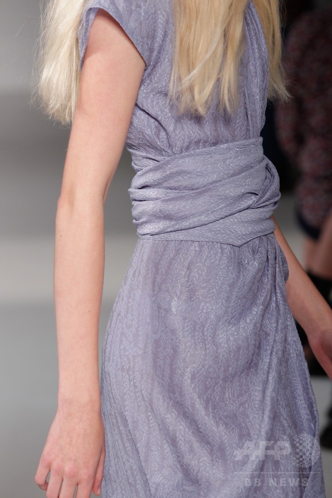 膝下丈のスカートでエレガントに、「ジル・スチュアート」15年春夏