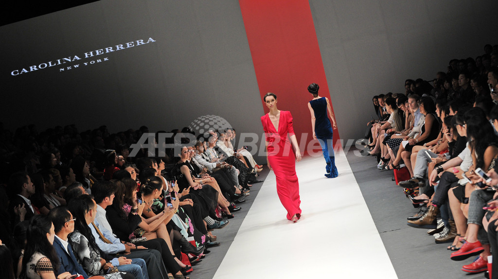 シンガポールでファッションイベント、「キャロリーナ・ヘレラ」のショーも
