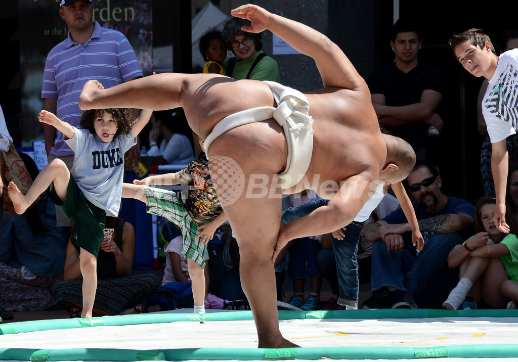 子どもたちとハッケヨイ 世界チャンピオン力士が相撲教室 米la リトル東京 国際ニュース Afpbb News