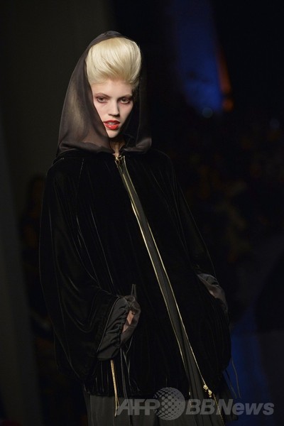 「ひげ面の女装歌手」も登場、J.P.ゴルチエ14/15年秋冬オートクチュール