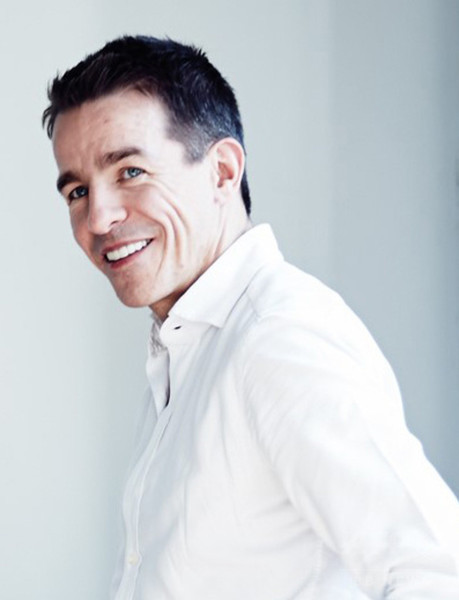 「アニオナ」新クリエイティブディレクターにサイモン・ホロウェイ氏就任