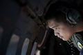 消息を絶ったマレーシア航空（Malaysia Airlines）機の捜索に参加し、マラッカ海峡（Strait of Malacca）上空を飛行するマレーシア空軍機の窓から外を見るマレーシア空軍の要員（2014年3月14日撮影）。(c)AFP/MOHD RASFAN