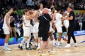 FIBAバスケットボール・ワールドカップ決勝、ドイツ対セルビア。優勝を喜ぶドイツの選手ら（2023年9月10日撮影）。(c)Ted ALJIBE / AFP