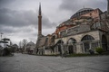 トルコ・イスタンブールで、政府の外出自粛要請を受けて閑散としたアヤソフィア博物館前の通り（2020年4月1日撮影）。(c)Ozan KOSE / AFP