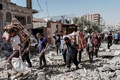 パレスチナ自治区ガザ地区中部ヌセイラットで、イスラエル軍の作戦後、避難するパレスチナ人（2024年6月8日撮影）。(c) Bashar TALEB / AFP