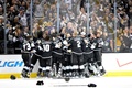 13-14NHL、スタンレーカップ（2014 Stanley Cup）第5戦、ロサンゼルス・キングス（Los Angeles Kings）対ニューヨーク・レンジャーズ（New York Rangers）。アレック・マルティネス（Alec Martinez）がダブルオーバータイムに決めた決勝点を喜ぶロサンゼルス・キングスの選手（2014年6月13日撮影）。(c)AFP/Getty Images/Harry How