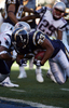 写真は、第2QにTDを決めるチャージャーズのRBマイケル・ターナー（%%Michael Turner%%、中央）。(c)AFP/Getty Images Harry How