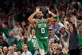 22-23NBAプレーオフ、イースタンカンファレス準決勝（7回戦制）、ボストン・セルティックス対フィラデルフィア・セブンティシクサーズ。50得点突破を喜ぶボストン・セルティックスのジェイソン・テイタム（2023年5月14日撮影）。(c)Adam Glanzman/Getty Images/AFP