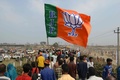 インド西ベンガル州シリグリで、与党・人民党（BJP）の旗を掲げながら選挙集会に向かう同党支持者ら（2019年4月3日撮影、資料写真）。(c)DIPTENDU DUTTA / AFP