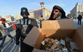ウクライナの首都キエフ（Kiev）の独立広場に20日、人気映画『スター・ウォーズ（Star Wars）』シリーズに登場する悪役ダース・ベイダー（Darth Vader）が帝国軍兵士ストームトルーパーを伴って現れ、道行く人々に翌21日の「世界終末の日」から逃れられる「宇宙船の乗船チケット」を、缶詰やマッチ、コンドーム、トイレットペーパー、せっけん、電球などと一緒に配った。

このダースベイダーたち、実は同国の政党「ウクライナ・インターネット党（Ukrainian Internet Party）」の活動家。同党では何らかのアピール行動を起こす際、ダースベイダーやストームトルーパーの格好をするのが恒例となっている。

5000年以上続いてきた古代マヤ文明の「長期暦」が21日に区切りを迎えるにあたり、世界各地では「世界が滅亡する」と信じる一部の人々が話題となっている（2012年12月20日撮影）。(c)AFP/SERGEI SUPINSKY