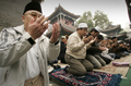 2007年10月13日、北京最大のモスクNiujie Mosque前で、ラマダン（Ramadan）明けの祭り「イード・アル・フィトル（Eid-al-Fitr）」を祝う中国人イスラム教徒。(c)AFP/Peter PARKS