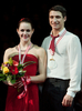 11-12フィギュアスケートGPシリーズ第2戦スケート・カナダ（2011 Skate Canada International）は30日、オンタリオ（Ontario）州ミシサガ（Mississauga）のハーシーセンター（Hershey Centre）でアイスダンスのフリーダンス（FD）が行われ、ショート・ダンス（SD）で首位に立っていたカナダのテッサ・ヴァーチュー（Tessa Virtue）／スコット・モイア（Scott Moir）組が、FDでも首位となる106.73点を記録し、合計178.34点で優勝を飾った。

表彰式で笑顔を見せるテッサ・ヴァーチュー（Tessa Virtue、左）とスコット・モイア（Scott Moir、2011年10月30日撮影）。(c)AFP/Geoff Robins