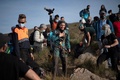 スペイン南部モトリル近郊で洞窟での500日間の隔離生活を終えたベアトリス・フラミニさん（中央、2023年4月14日撮影）。(c)JORGE GUERRERO / AFP
