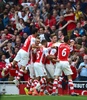 14-15イングランド・プレミアリーグ第1節、アーセナル（Arsenal）対クリスタルパレス（Crystal Palace）。アーロン・ラムジー（Aaron Ramsey）の決勝点に歓喜するアーセナルの選手（2014年8月16日撮影）。(c)AFP/CARL COURT