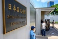 タイの首都バンコクの日本大使館前で警備に当たる警察（2020年8月25日撮影）。(c)Mladen ANTONOV / AFP
