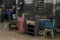 台風16号が通過したフィリピン・リサール州サンマテオで、屋外に持ち出された家財道具（2022年9月26日撮影）。(c)JAM STA ROSA / AFP