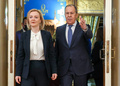 英外相時代にロシアの首都モスクワを訪問し、セルゲイ・ラブロフ外相（右）に迎えられたリズ・トラス氏（2022年2月10日撮影）。(c)AFP PHOTO / Russian Foreign Ministry