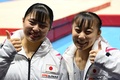 第51回世界体操競技選手権、女子種目別平均台決勝。優勝した渡部葉月（左）と3位に入った宮田笙子（2022年11月6日撮影）。(c)Paul ELLIS / AFP