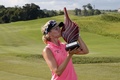 女子ゴルフ、ヨコハマタイヤLPGAクラシック最終日。優勝してトロフィーにキスするクリス・タムリス（2015年8月30日撮影）。(c)AFP/Getty Images/Todd Warshaw