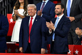 米ウィスコンシン州ミルウォーキーで開催された共和党大会に出席したドナルド・トランプ前大統領（左）とJ・D・バンス上院議員（2024年7月15日撮影）。(c)ANGELA WEISS / AFP