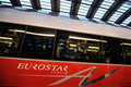 イタリアで13日に開通した高速鉄道用新線の車両「Freccia Rossa」。ミラノ中央駅に停車中。営業運転は翌14日から開始。高速化によりミラノ－ローマ間の所要時間が3時間30分に短縮される（2008年12月13日撮影）。(c)AFP/GIUSEPPE CACACE