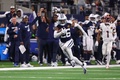 23NFL第12週、ダラス・カウボーイズ対ワシントン・コマンダーズ。インターセプトリターンタッチダウンを決めるダラス・カウボーイズのダロン・ブランド（2023年11月23日撮影）。(c)Richard Rodriguez/Getty Images/AFP