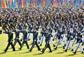 韓国は1日、「国軍の日（Armed Forces Day）」61周年を迎え、鶏龍（Gyeryong）の陸海空軍本部で記念式典が開かれた。式典に出席した李明博（Lee Myung-bak、イ・ミョンバク）韓国大統領は軍に対し、北朝鮮は韓国に対する脅しを多様化させるだろうと述べ、北朝鮮は最近和平案を提案しているものの、警戒を怠らないよう促した。

写真は鶏龍で開かれた「国軍の日」61周年記念式典で、行進する韓国軍兵士（2009年10月1日撮影）。(c)AFP/JUNG YEON-JE