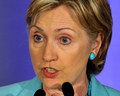 タイ・プーケット（Phuket ）で記者会見を行うヒラリー・クリントン（Hillary Clinton）米国務長官（2009年7月22日撮影）。(c)AFP/ROMEO GACAD