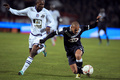 12-13フランス・リーグ1は4日、第11節の試合が各地で行われ、ボルドー（FC Girondins de Bordeaux）は1-0でトゥールーズ（Toulouse FC）に勝利した。

トゥールーズのジャン・ダニエル・アクパ・アクプロ（Jean-Daniel Akpa Akpro、左）とボールを競るボルドーのヨアン・グフラン（Yohan Gouffran、2012年11月４日撮影）。(c)AFP/KENZO TRIBOUILLARD