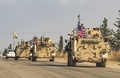 シリア北東部ハサカ県でクルド人が多数を占める都市カミシリを走る米軍の車両（2019年11月2日撮影）。(c)Delil SOULEIMAN / AFP