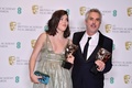 ロンドンで開催された英国アカデミー賞授賞式で、作品賞と監督賞を受賞した『ROMA/ローマ（Roma）』のアルフォンソ・キュアロン監督（右）。左は娘のテサさん（2019年2月10日撮影）。(c)Ben STANSALL / AFP