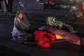 モロッコ・マラケシュで地震発生後に広場に避難した人々（2023年9月9日撮影）。(c)FADEL SENNA / AFP