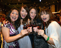 仏ブルゴーニュ（Burgundy）地方ボジョレー（Beaujolais）地区産の新酒ワイン、「ボジョレー・ヌーボー（Beaujolais Nouveau）」が15日午前0時に解禁された。今年は天候不順でぶどうが不作だっために生産量が少なく、日本の輸入量も減る見込みだという。(c)AFP

写真は都内でボジョレー・ヌーボーの解禁を祝う女性たち（2012年11月15日撮影）。(c)AFP/Yoshikazu TSUNO
