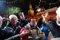 ロシア・モスクワ（Moscow）の赤の広場（Red Square）には1日未明、新年を祝おうと約12万人が集まった。ドミトリー・メドベージェフ（Dmitry Medvedev）大統領は、経済危機に耐えている国民に感謝するとともに家族の大切さを強調した。写真は赤の広場で花火を手に新年を祝う人々(2010年1月1日撮影)。(c)AFP/DMITRY KOSTYUKOV