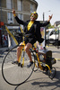 2013ツール・ド・フランス（2013 Tour de France）は11日、第12ステージ（フージェールからトゥール、218キロメートル）が行われ、アルゴス・シマノ（Argos-Shimano）のマルセル・キッテル（Marcel Kittel、ドイツ）がステージ優勝を飾った。

スタート地点で前輪の大きい自転車に乗って選手に声援を送る男性（2013年7月11日撮影）。(c)AFP/PASCAL GUYOT