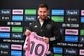 米メジャーリーグサッカー（MLS）、インテル・マイアミの本拠地DRV・PNKスタジアムで背番号10のユニホームを手にするリオネル・メッシ（2023年8月17日撮影）。(c)CHANDAN KHANNA/AFP