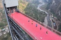 エレベーターでロープウェイ乗り場まで行く子どもたち（撮影日不明）。(c)PeopleʼsDaily/賈理要