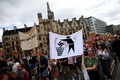 英ロンドン中心部ウェストミンスターで行われた反極右デモ（2024年8月10撮影）。(c)BENJAMIN CREMEL / AFP