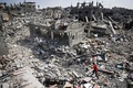 イスラエルによる攻撃で破壊されたパレスチナ自治区ガザ地区南部ハンユニス（2024年4月16日撮影）。(c)AFP
