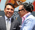 ロサンゼルス（Los Angeles）のステープルズ・センター（Staples Center）で引退会見を終え、俳優のミッキー・ローク（%%Mickey Rourke%%）と言葉を交わすオスカー・デラホーヤ（左）。（2009年4月14日撮影）(c)AFP/Getty Images/Kevork Djansezian