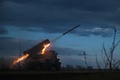 ウクライナ東部バフムート近くでロシア軍を攻撃する同国兵（2023年4月23日撮影）。(c)Sergey SHESTAK / AFP