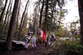米ワシントン州ブレインでオオスズメバチの巣を駆除する当局職員ら（2020年10月24日撮影）。(c)Elaine Thompson / POOL / AFP