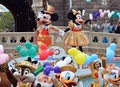 千葉県浦安市の東京ディズニーランド（Tokyo Disneyland）で開かれた開園30周年記念セレモニーに登場した登場したミッキーマウス（Mickey Mouse）やミニーマウス（Minnie Mouse）などのディズニーキャラクターたち（2013年4月15日撮影）。(c)AFP/Yoshikazu TSUNO